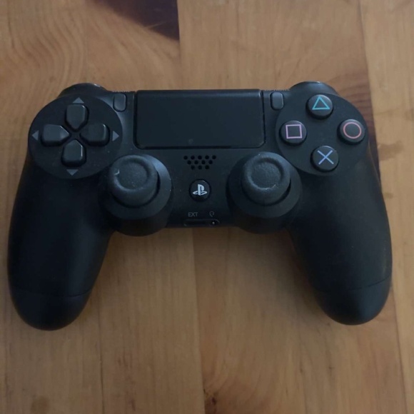 PS4 controllers - Picture 2 of 3